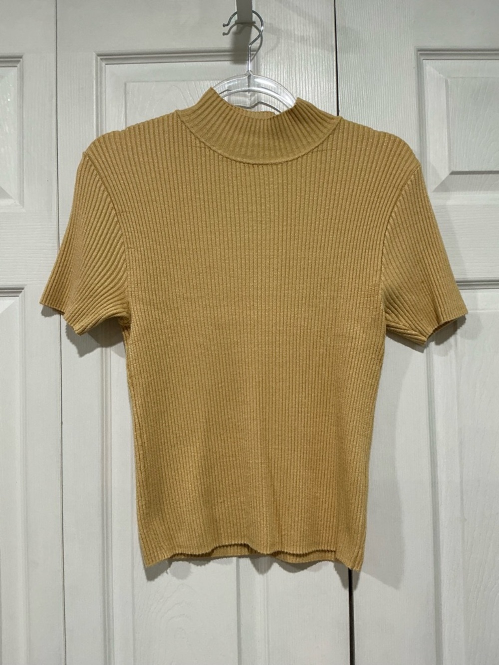 🤎 Maggie Lawrence Yellow Short Sleeve Sweater - Medium